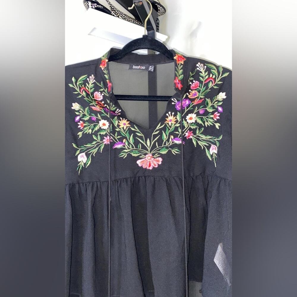 Raised collar blouse with staggered sleeves and embroidery by Boohoo - Picture 12 of 12